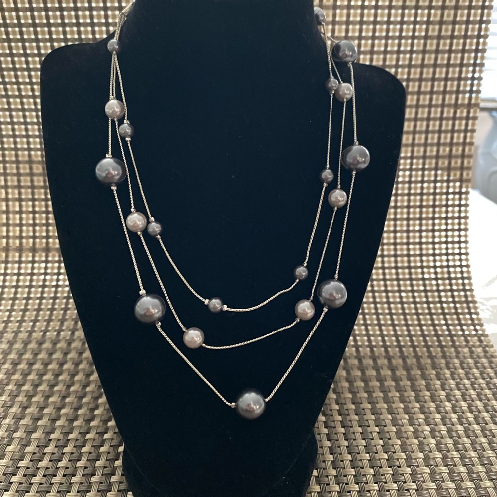 Elegant Black and Silver Pearl Necklace
